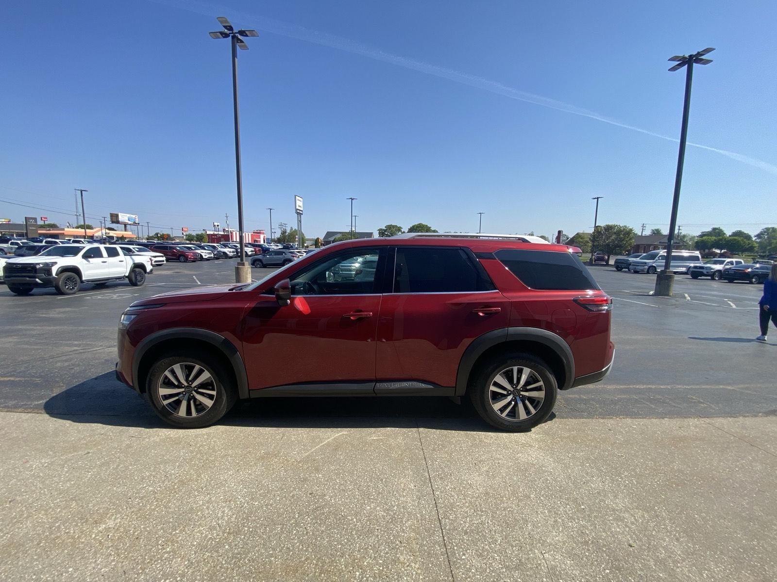 2023 Nissan Pathfinder SL