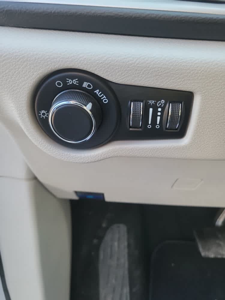 2023 Chrysler Voyager LX