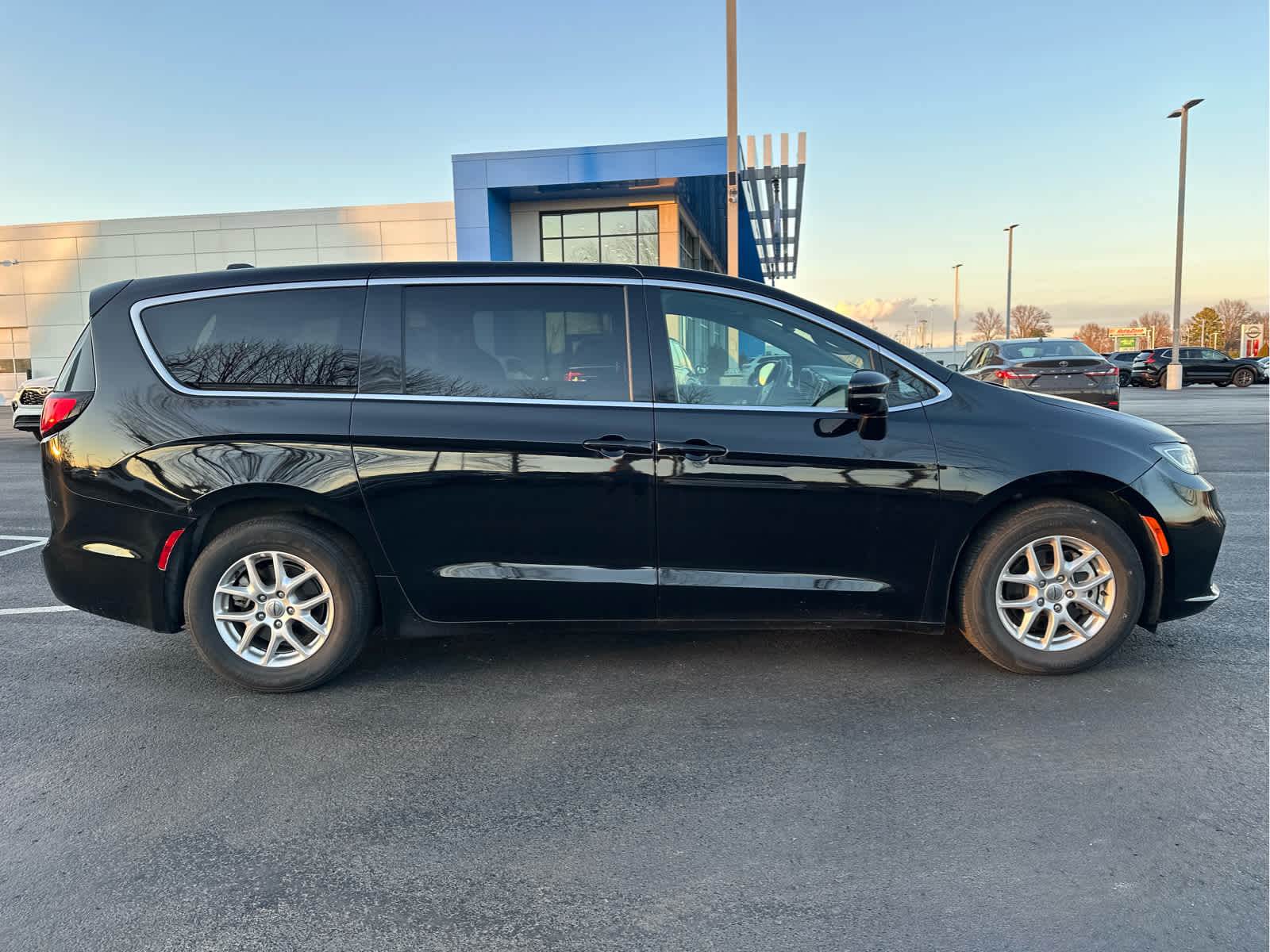 2025 Chrysler Pacifica Select