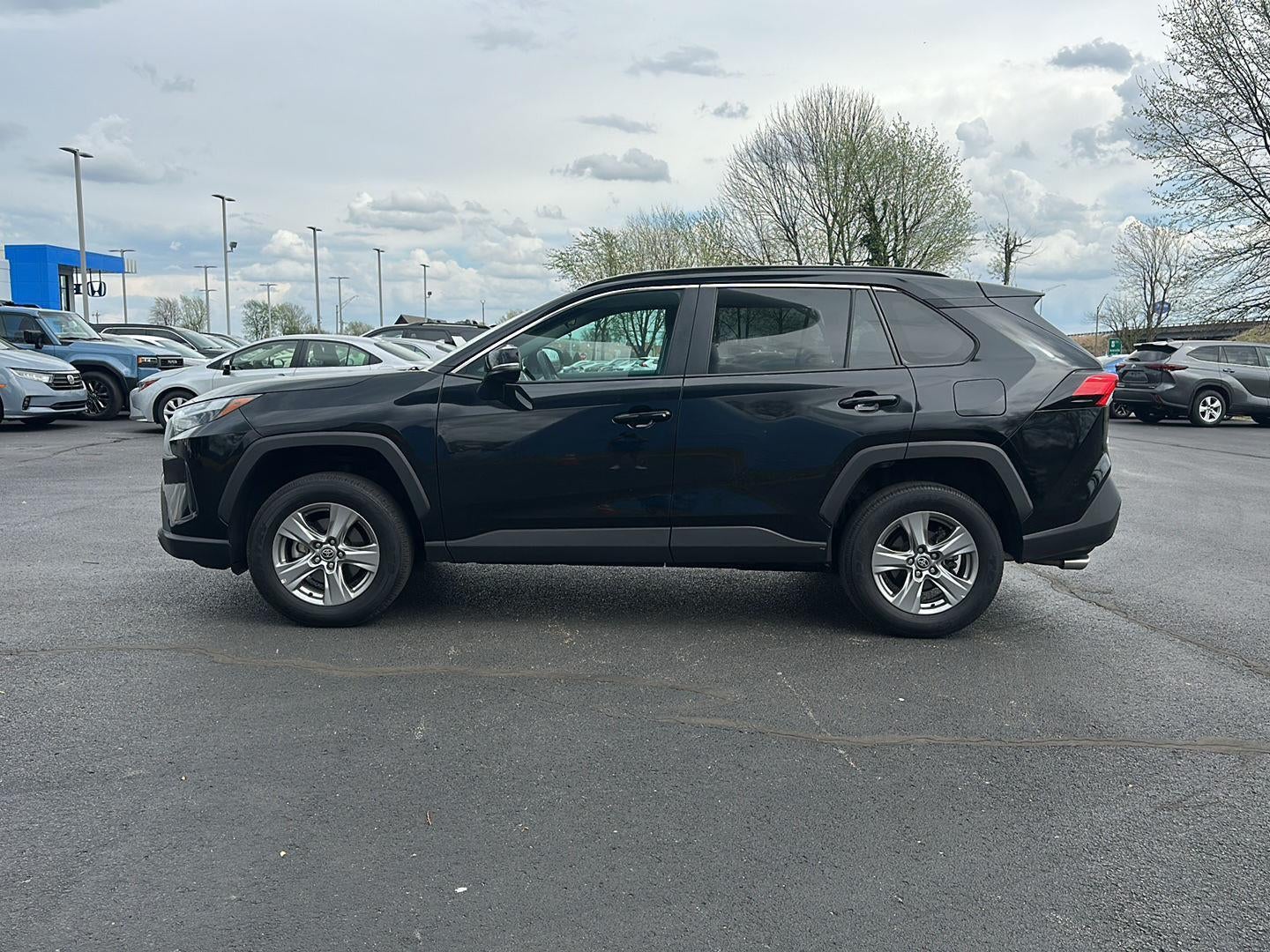 2024 TOYOTA TRUCK RAV4 XLE