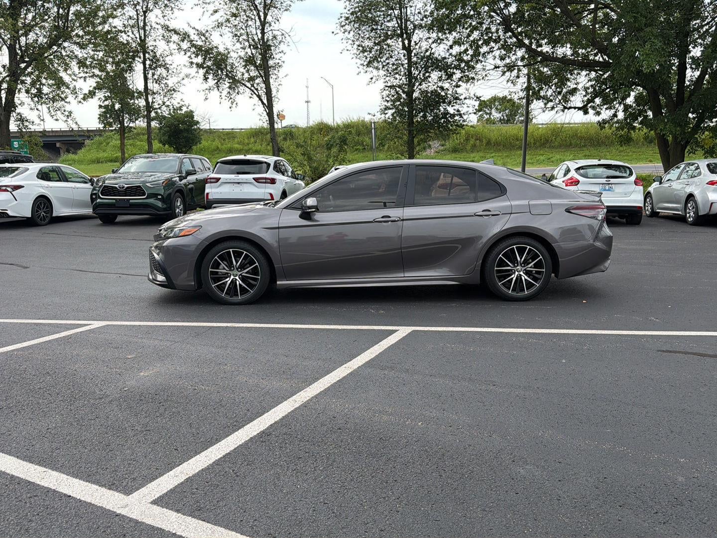 2022 Toyota Camry Hybrid SE