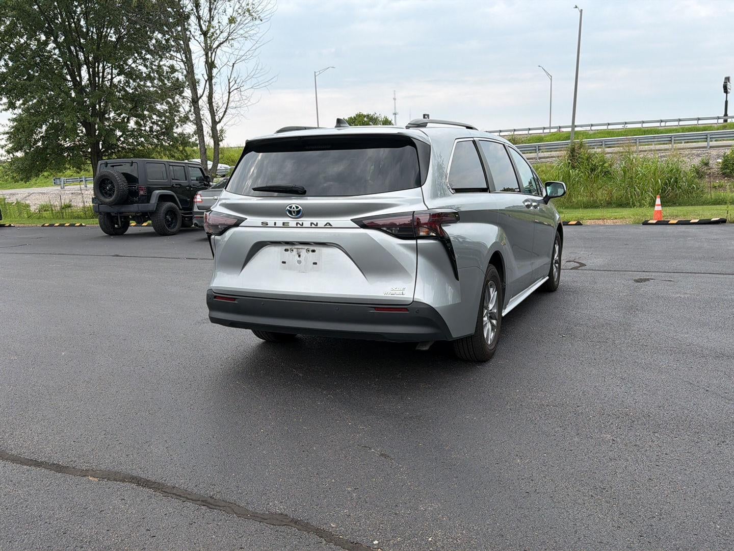 2024 TOYOTA TRUCK Sienna XLE